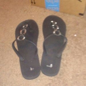 Black flipflops